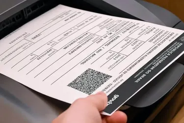 Processo de impressão do CRLV-e em um despachante em Cariacica.
